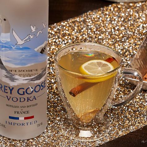 A fun vodka-based Hot Toddy to warm up during those cold winter nights. Hot Vodka Cocktails, Hot Vodka Drinks, Vodka Hot Toddy, Winter Vodka Cocktails, Hot Toddy Cocktail, Holiday Martinis, Cocktails Easy, Vesper Martini, Toddy Recipe