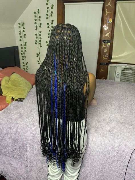 Knotless Braids With Curls At The End With Color, Blue And Black Peekaboo Braids, Blue Peekaboo Hair Braids, Blue Knotless Braids With Curls, Dark Blue Peekaboo Braids, Blue Peakaboobraids, Peekaboo Highlights Braids, Peka Boo Braids Color With Curls, Braids With Peekaboo Color