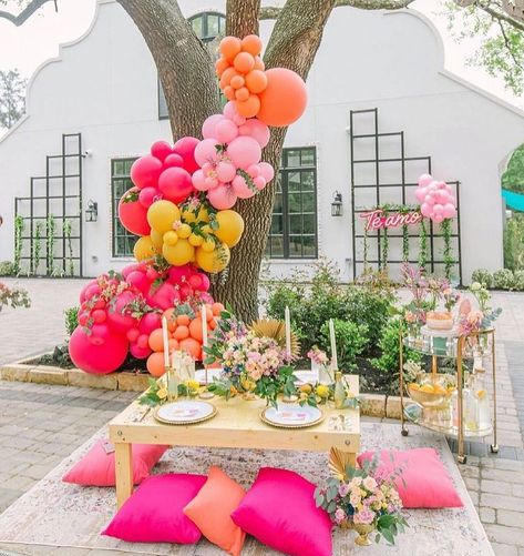 Spring Birthday Party, Spring Party Decorations, Deco Ballon, Hippie Party, Tafel Decor, Bachelorette Party Planning, Spring Birthday, Birthday Balloon Decorations, Spring Is In The Air