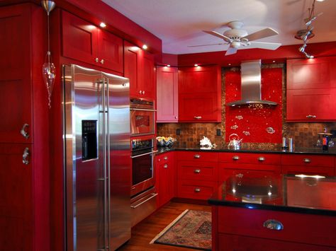 HGTV.com has inspirational pictures, ideas and expert tips to help you find out the best colors to paint your kitchen. Inspirational Kitchens, Modern Konyhatervezés, Red Kitchen Cabinets, Red And White Kitchen, Red Cabinets, Kitchen Decor Signs, Red Kitchen Decor, Kitchen Design Color, Kabinet Dapur