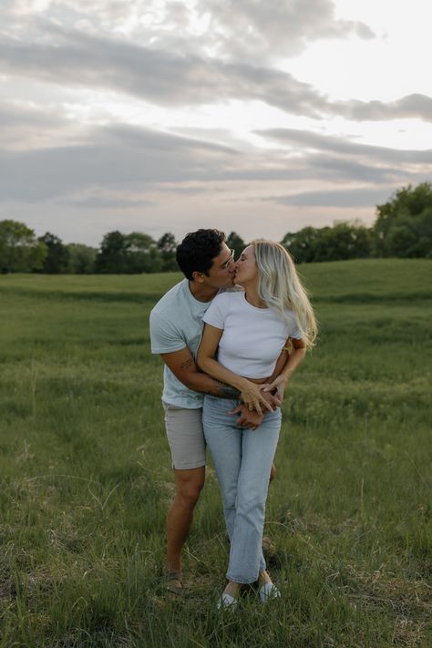 c&t-9225 Summer Couple Photoshoot, Documentary Engagement Photos, Senior Outfits, Engagement Photos Summer, Engagement Shoots Poses, Casual Engagement Photos, Field Engagement Photos, Beautiful Field, Couples Pics