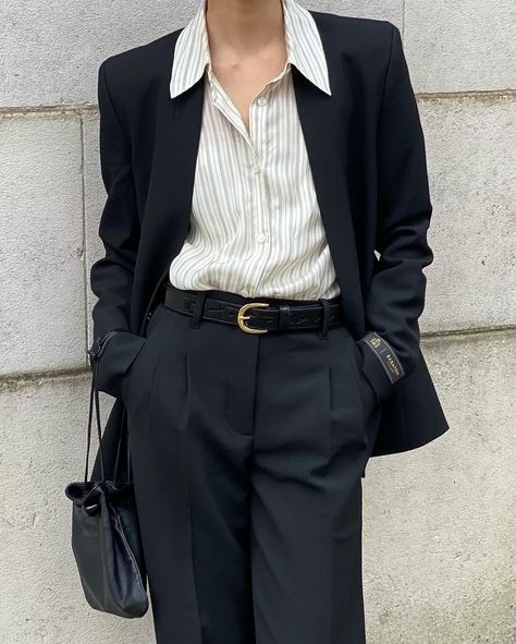 Suit with a side of femme Fancy Suits For Women Fashion, Suit Women Aesthetic, Classic Suit For Women, Vivienne Kensington, Tailored Suit Women, Women In Suits Aesthetic, Masculine Outfits For Women, Feminine Suit, Formal Suits For Women