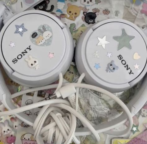 Headphones Decorated With Stickers, Decorating Headphones Aesthetic, Headphone Stickers Aesthetic, Sticker Headphone, Stickers On Headphones, Headphones Deco, Headphones With Stickers, Sony Headphones Aesthetic, Headphone Deco