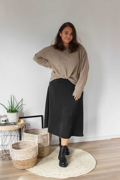 Soft Feminine Outfits Classy Winter, Medium Size Girls Outfits Aesthetic, Medium Size Girls Outfits, Plus Size Autumn Dresses, Plus Size Western Wear, Sweater Over Dress, Capsule Wardrobe Women, Transitional Outfits, Teacher Vibes