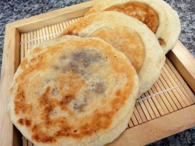 Sweet pancakes with brown sugar syrup filling (hoddeok) Hoddeok is a flour dough pancake filled with sugar syrup inside. It’s one of the most popular street snacks in Korea. Hotteok Recipe, Walnut Syrup, Filled Pancakes, Street Snacks, Sweet Pancakes, Flat Breads, Brown Sugar Syrup, 귀여운 음식 그림, Korean Street Food