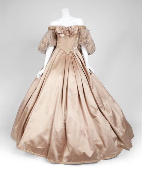 Angela Lansbury dress worn in the original "The King And I" movie. Edwardian Bride, Martha Jefferson, 1700s Dresses, Edwardian Wedding, Chicago History Museum, 1910s Fashion, Century Dress, Period Clothing, Chicago History