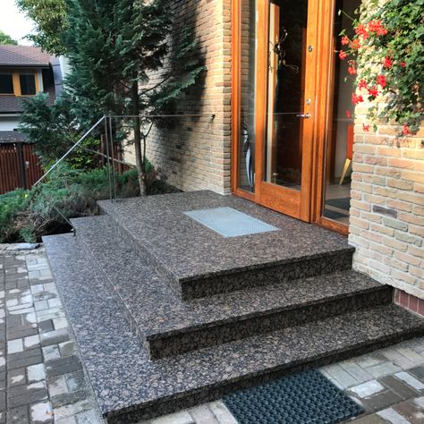 Baltic Brown granite outdoor stairs are a great choice for those who want to create a durable and reliable solution for their exterior. Granite Entrance Steps, Steps Ideas Stairs Outdoor, Granite Stairs Outdoor, Granite House Exterior, Outdoor Stairs Tiles Design, Main Door Steps Design, Balcony Granite Flooring Ideas, Staircase Design Outdoor, Granite For Stairs