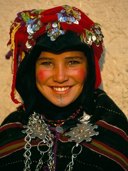 Berber girl Morocco. In Morocco’s High Atlas mountains virgins like 12-year-old H’dda may catch the eye of a suitor at the annual brides’ fair in the village of Imilchil. If her parents approve, a prolonged courtship begins. Under Moroccan law girls cannot marry until 16, but many Berbers keep their own counsel. | ©  Carol Beckwith and Angela Fisher Moroccan Women, We Are The World, Berber Women, People Of The World, World Cultures, Happy People, North Africa, Anthropology, People Around The World