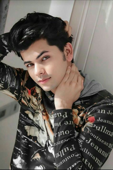 Siddharth Nigam Cute Pics, Cute Red Dresses, Siddharth Nigam, Handsome Celebrities, Teen Celebrities, Francisco Lachowski, Stylish Fall Outfits, Actors Images