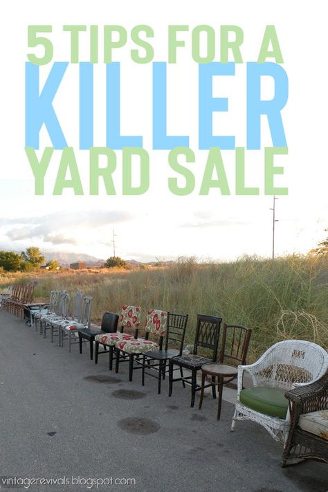 5 Tips for a Killer Yard Sale - Mandi at Vintage Revivals shares the scoop on how to have a garage sale your neighbors will envy. Clever Yard Sale Signs, Yard Sale Organization Display, Garage Sale Ideas Display, Garage Sale Clothes, Yard Sale Clothes, Yard Sale Fundraiser, Resell Business, Yard Sale Display, Yard Sale Hacks