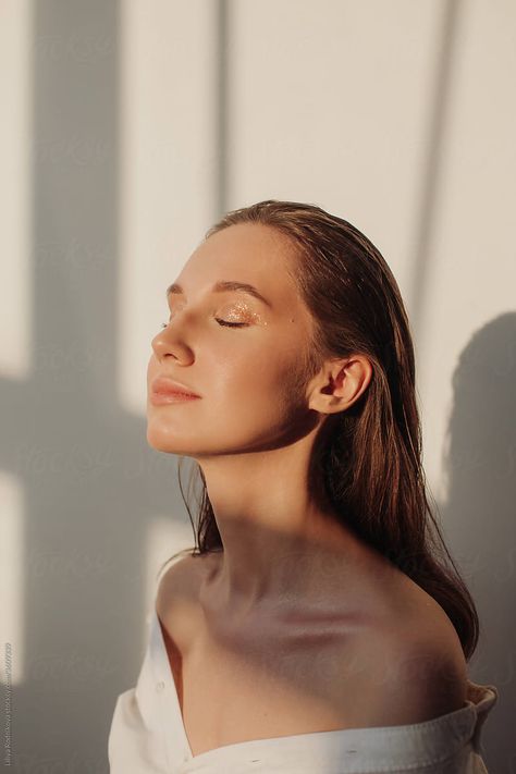 Natural Light Studio Portrait, Poses Shoulders Up, Lifestyle Beauty Photography, Soft Lighting Photography, Daydreaming Pose, Woman Looking Up, Therapist Portrait, Woman Looking Over Shoulder, Water On Face