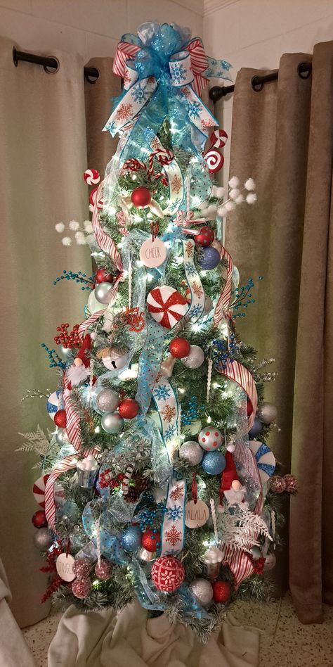 Red And Teal Christmas Tree, Teal Christmas Tree, Aqua Christmas, Teal Christmas, Candy Tree, Tree Inspiration, Christmas Tree Decorating Themes, Blue Christmas Tree, Christmas Tree Inspiration