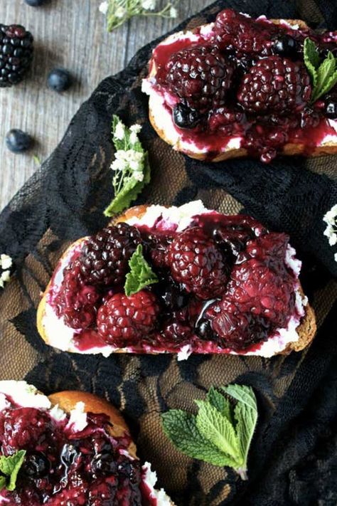 Party Bruschetta, Blackberry Goat Cheese, Recipe Appetizers, Blackberry Recipes, Goat Cheese Recipes, Bruschetta Recipe, Crock Pot Recipes, Cheese Toast, Idee Pasto Sano