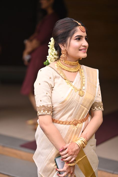 Temple Wedding Look Kerala, Engagement Saree Kerala, Bride Hairdo, Saree Outfit, Engagement Looks, Actress Photoshoot, Wedding Makeover, South Indian Bride Saree, Bride Saree