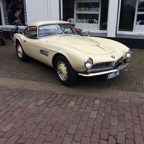 BMW 507, only 254 were built #BMW #BMWClassic #BMW507 #GoWheels Bmw 507, Bmw E9, Bmw Design, Bmw Sport, Bmw Classic Cars, Cars Bmw, Bmw E38, Bmw Classic, Old School Cars