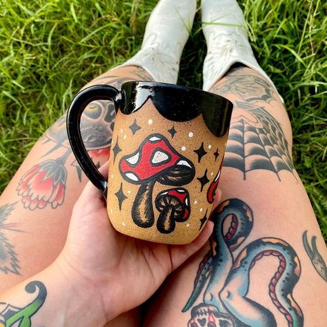 Trippy Pottery Painting, Painted Mushroom Pottery, Mushroom Mug Painting, Painting Pottery Mug Ideas, Mushroom Pottery Painting Ideas, Goth Pottery Painting, Halloween Pottery Ideas Painted, Trippy Pottery, Pottery Painting Ideas Mushroom