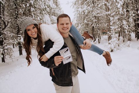 Snow Baby Announcement Ideas, Snowy Pregnancy Announcement, Winter Baby Announcement Photoshoot, Winter Baby Announcement Photos, Snow Pregnancy Announcement, Snow Baby Announcement, Baby Onesie Announcement, Snow Maternity Photos, Winter Pregnancy Photoshoot