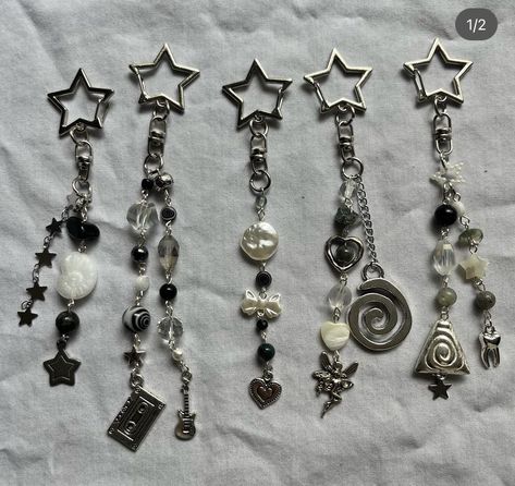 Star Keychain, Pretty Jewelry Necklaces, Aomori, Bead Charms Diy, Jewelry Accessories Ideas, Homemade Jewelry, Funky Jewelry, Beaded Keychains, Beaded Accessories