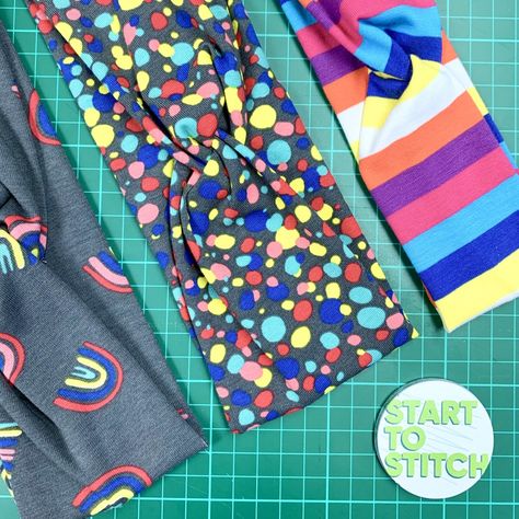 TUTORIAL: Sew Your Own Twist Headband How To Sew A Twist Headband, Diy Twisted Headband, Headband Sewing Tutorial, Sew A Headband, Sewn Headband, Twisted Headband Pattern, Knotted Headband Tutorial, Short Hair Accessories, Sewing Headbands