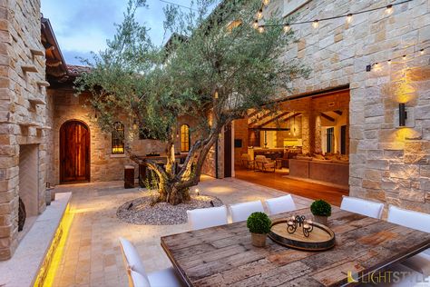 Olivenhain House Lighting Design by Ron Neal Private Courtyard Off Bedroom, Tuscan Courtyard Ideas, Spanish Style Courtyard, Spanish Courtyard, Courtyard Design, Outdoor Dining Room, Outdoor Dining Spaces, Casas Coloniales, Spanish Style Homes