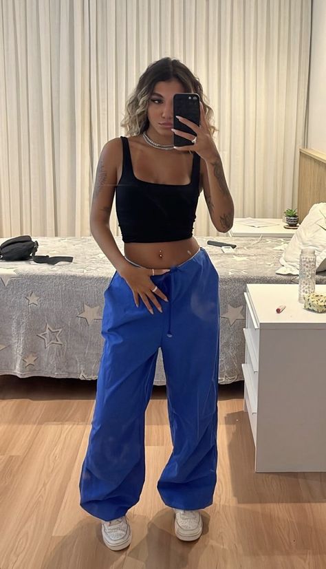 Playa Saturno Outfits, Danny Ocean Concert Outfit, Blue Parachute Pants Outfit, Sza Concert Outfit Ideas, Blue Festival Outfit, Blue Concert Outfit, Blue Joggers Outfit, Outfits Azul, Dancehall Outfits