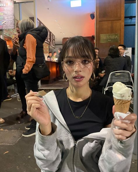 Harajuku Hair, Glasses Aesthetic, Influencer Style, Layered Haircuts For Medium Hair, Wide Face, Diamond Face, Cute Glasses, Fashion Influencer, Stylish Photo Pose