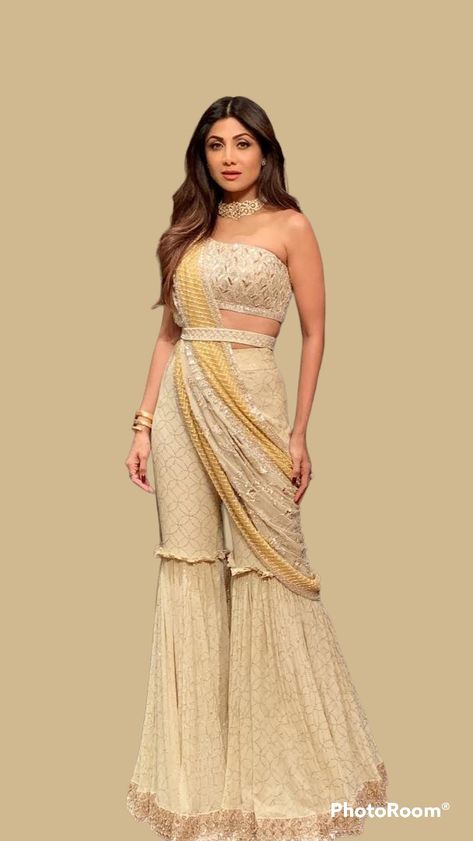 Tube Top Blouse Lehenga, Tube Blouse Lehenga, Sangeet Look For Bridesmaid, Mehandi Outfit Ideas, Tube Outfit, Tube Blouse, Heer Ranjha, Mehandi Outfits, Cocktail Outfits