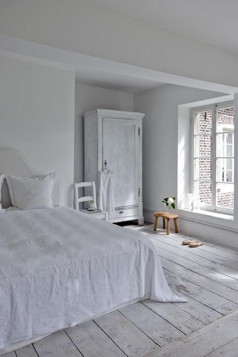 INSPIRATION: WHITE DELIGHT White Washed Floors, Swedish Decor, Urban Interiors, White Bed, Wooden Floors, White Floors, White Rooms, White Room, White Bedroom