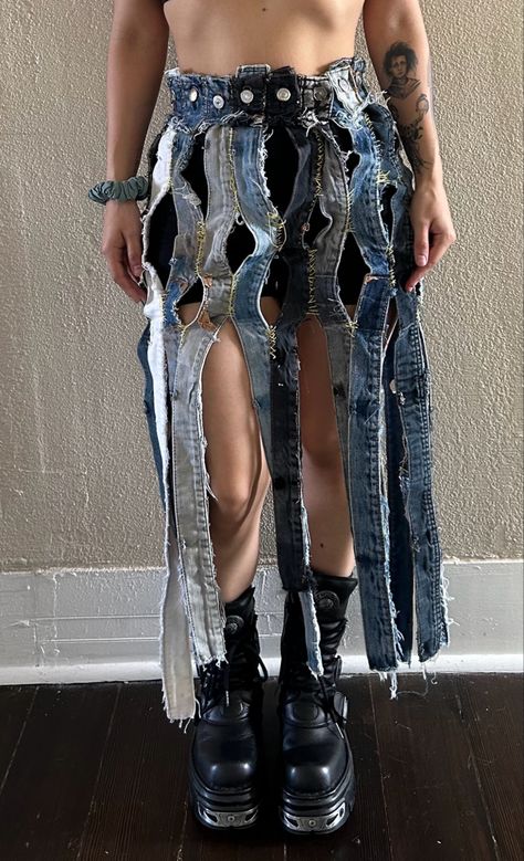 Jeans Skirt Upcycle, Denim Remake Ideas, Diy Demin, Denim Redesign, Weird Fashion Outfits, Trashion Show Recycled Fashion, Trash Outfit, Reworked Denim Skirt, Redesigned Clothes