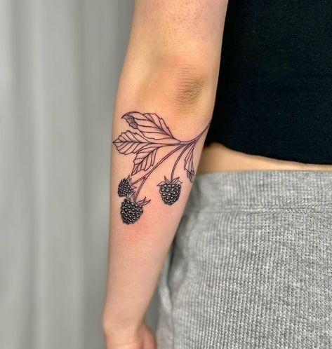 Blackberry Flower Tattoo, Blackberry Tattoo, Bicep Tattoo Women, Tropical Flower Tattoos, Tattoos 2024, Strawberry Tattoo, Berry Branch, Bicep Tattoo, Vine Tattoos