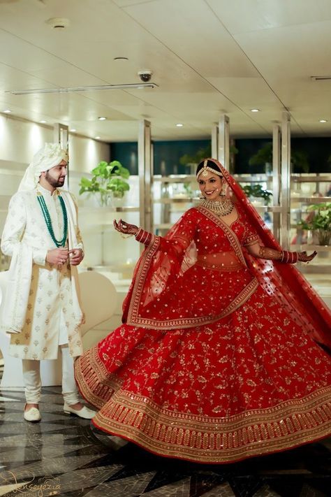 Simple Wedding Lehenga Bridal Red, Red Wedding Lehenga Sabyasachi, Simple Red Bridal Lehenga, Sabyasachi Lehenga Bridal Red, Bridal Lehenga Simple, Red Wedding Outfit, Red Indian Wedding Dress, Sabyasachi Bridal Red, Red Lehenga Bridal