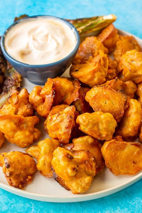 Think of these as a low-calorie, vegetarian take on chicken nuggets. These crispy baked cauliflower bites are delicious, easy to make and packed full of nutrients. #cauliflowerwings #cauliflowerbites #lowcaloriesnacks #lowcarb #vegetarianrecipes Chilli Mayo, Baked Buffalo Cauliflower Bites, Baked Cauliflower Bites, Cauliflower Nuggets, Baked Buffalo Cauliflower, Buffalo Cauliflower Bites, Nuggets Recipe, Healthy Comfort, Budget Recipes