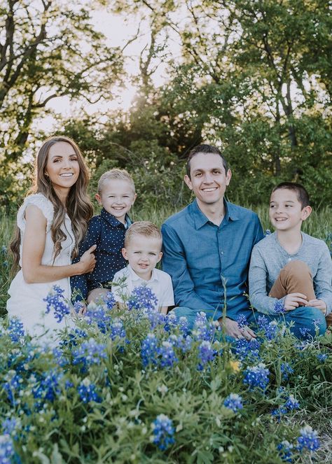 Thinking about moving to Texas? Here's why we love it. Spring Picture Outfits, Spring Family Pictures, Merricks Art, Blue Bonnet, Moving To Texas, Family Photoshoot Outfits, Spring Family, Family Picture Outfits, Picture Outfits