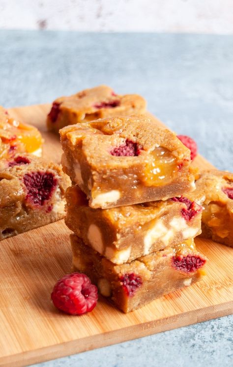 These lemon and raspberry blondies are simply gorgeous and so easy to make! Lemon blondies with white chocolate chunks, fresh raspberries and creamy lemon curd swirls. Raspberry Blondies, Lemon Blondies, Lemon And Raspberry, Raspberry Brownies, Lemon Drizzle Cake, Lemon Bundt Cake, Drizzle Cake, Curd Recipe, Blondies Recipe