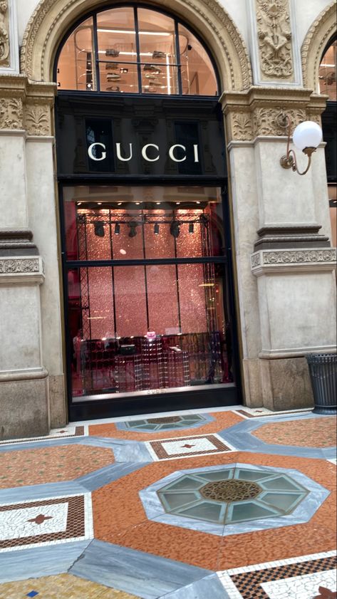 Gucci display store in Milano Gucci Display, Gucci Florence, Gucci Perfume, Oscars Party, Gucci Store, Gucci Shop, Gucci Brand, Perfume Store, Milano Italy