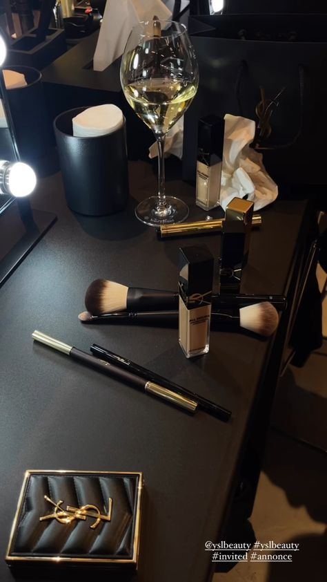 Makeup Set Up Aesthetic, Rangement Makeup, Up Aesthetic, Clipuri Video, Aesthetic Women, Luxury Makeup, Instagrammer, Makeup Essentials, Star Girl