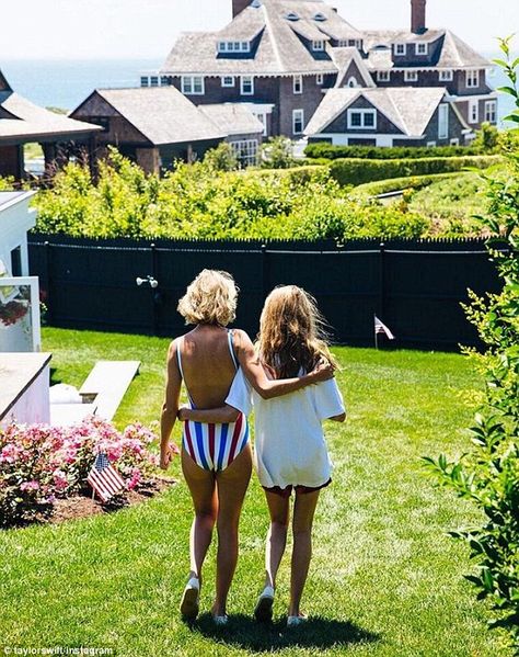 What a view: The singer and her gang spent the holiday at her luxury Rhode… Taylor Swift Gigi Hadid, Patriotic Swimsuit, Estilo Taylor Swift, Taylor Swift 13, Blue Swimsuit, Taylor Swift Pictures, Cara Delevingne, Blake Lively, Taylor Alison Swift