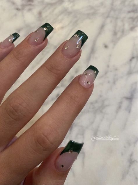 Green Nails With Gems Simple, Emerald Green Nail Ideas Simple, Nails Acrylic Forest Green, Green Natural Nail Ideas, Emerald Green Nails With Pearls, Pretty Emerald Green Nails, Nails To Match With Green Dress, Forest Green Acrylics, Forest Green Quince Nails