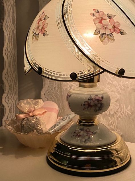 Coquette Lamp Aesthetic, Lamps Aesthetic Vintage, Pink Flower Lamp, Bedroom Lamp Aesthetic, Vintage Pink Lamp, Coquette Lamps, Vintage Lamp Aesthetic, Vintage Girly Room, Lana Del Rey Bedroom Aesthetic