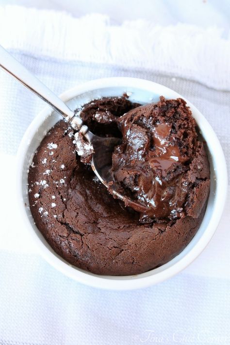 Warm Chocolate Fudge Cakes – Tina's Chic Corner Hot Chocolate Fudge Cake, Chocolate Fudge Cake Recipe, Fudge Cake Recipe, Hot Fudge Cake, Hot Chocolate Fudge, Pumpkin Ice Cream, Mint Ice Cream, Bbc Good Food, Chocolate Fudge Cake