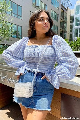 Plus Size Photo Poses, Outfits Gorditas, Trumpet Sleeves, Midsize Outfits, Gingham Top, Peasant Sleeve, Chubby Fashion, Gingham Pattern, Gingham Tops