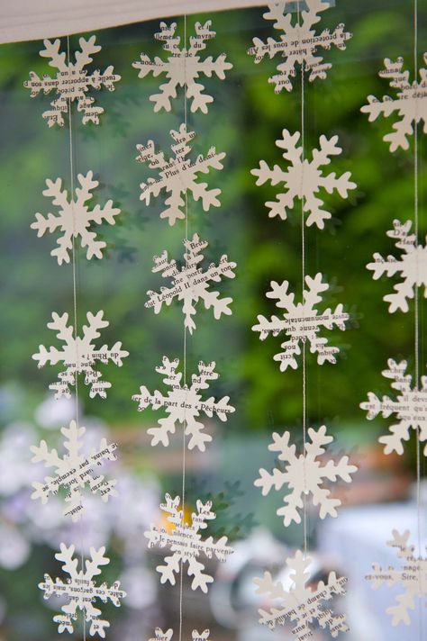 Christmas garland, holiday decor, home decor, French SNOWFLAKE, Christmas decor, window decoration by LaMiaCasa on Etsy https://www.etsy.com/listing/203976507/christmas-garland-holiday-decor-home Primitive Nativity, Christmas Window Decoration, Christmas Traditional, Evergreen Christmas, Snowflake Garland, Christmas Window Display, Rustic Holiday Decor, Christmas Window Decorations, Colonial Christmas