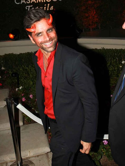 48 Halloween Costumes Celebrities Wore This Weekend - BuzzFeed Mobile Halloween Costumes Celebrities, Mens Halloween Costumes Diy, Devil Makeup, Men Costumes, Celebrity Men, Classic Halloween Costumes, Devil Halloween, Clever Halloween Costumes, John Stamos