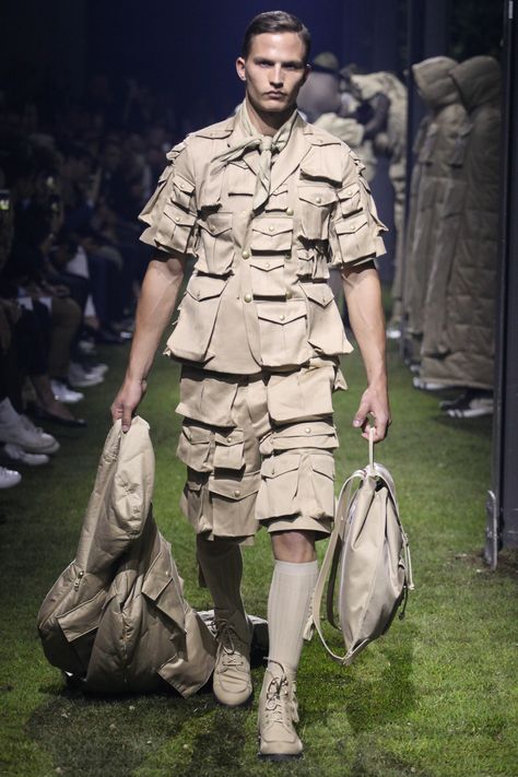 See the complete Moncler Gamme Bleu Spring 2017 Menswear collection. Mens Runway, Winter Campaign, Campaign Shoot, Pockets Fashion, American Fashion Designers, Military Inspired, Fashion Spring, Runway Collection, Spring Summer 2017