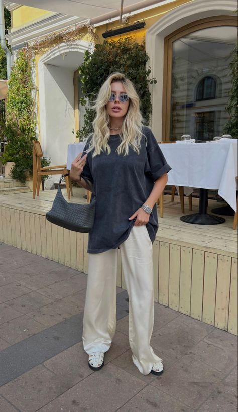 Dark Gray T Shirt Outfit, Basic Outfits Aesthetic Summer, Normcore Outfits Summer, Linen Trousers Outfit Summer, Plain Tshirt Outfit, Minimal Summer Outfit, Oversize Outfit, Skandinavian Fashion, Spring Look