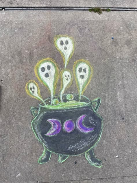 Cute Sidewalk Chalk Art, Halloween Sidewalk Ideas, Halloween Chalk Art Ideas, Spooky Chalk Art, East Chalk Art, Halloween Sidewalk Chalk Ideas, Chalk Ideas Halloween, Halloween Driveway Chalk Art, Halloween Chalk Art Easy