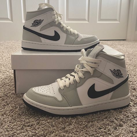 Worn Only Once. No Discoloration. Still Smell Brand New! Mid Dunks, Jordans For Women, Tenis Nike Jordan, High Top Nikes, Cool Nike Shoes, Jordan Shoes For Women, Jordan Collection, Homecoming Shoes, Pretty Sneakers