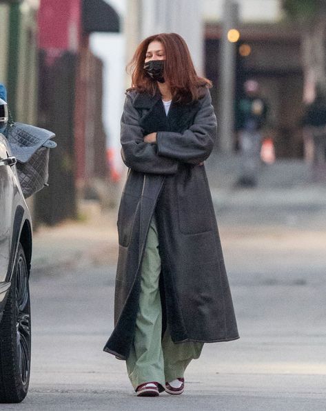 Zendaya Street Style, Grey Winter Coat, Zendaya Outfits, Zendaya Style, Trench Coat Style, Zendaya Coleman, High Fashion Street Style, Serie Tv, Red Hair