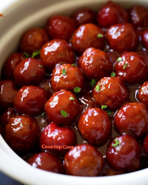 These are the only meatballs I eat during Christmas! Delicious! Slow Cooker Kitchen, Cooktop Cove, Cranberry Meatballs, Jellied Cranberry Sauce, Meatball Recipes Easy, Easy Finger Food, Appetizers Easy Finger Food, Recipes Slow Cooker, Crockpot Recipes Slow Cooker