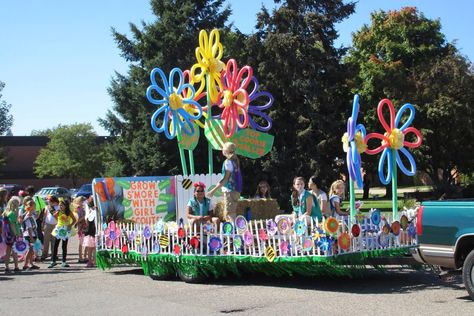 Parade float flowers!!! So much fun and so colorful! Kids Parade Floats, Parade Float Diy, Parade Float Theme, Parade Float Ideas, Parade Float Decorations, Homecoming Floats, Christmas Parade Floats, Parade Ideas, Floating Decorations